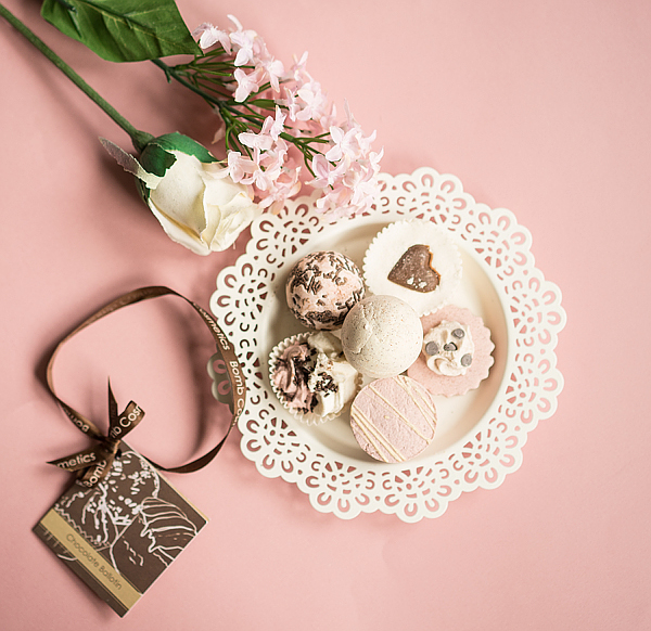 Pflege und Duft - Geschenkschachtel mit Schoko-Badepralinen, Bomb Cosmetics