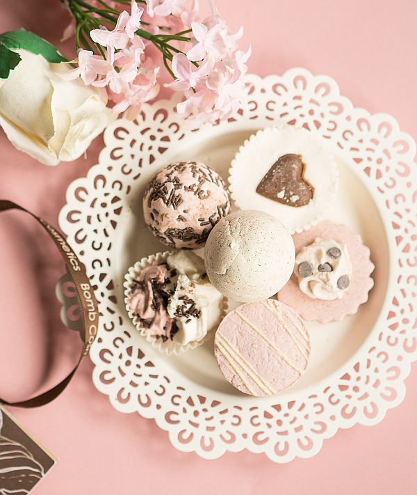 Pflege und Duft - Geschenkschachtel mit Schoko-Badepralinen, Bomb Cosmetics