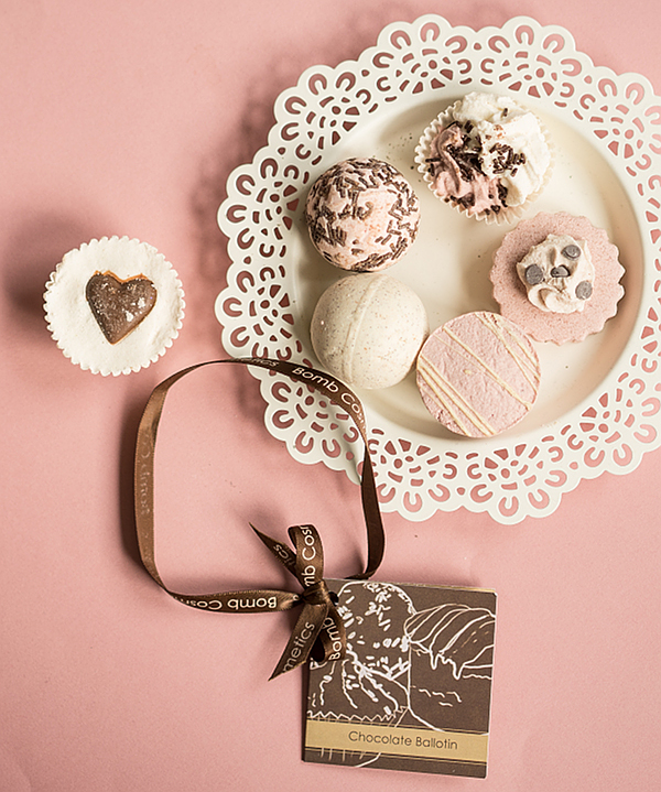 Pflege und Duft - Geschenkschachtel mit Schoko-Badepralinen, Bomb Cosmetics