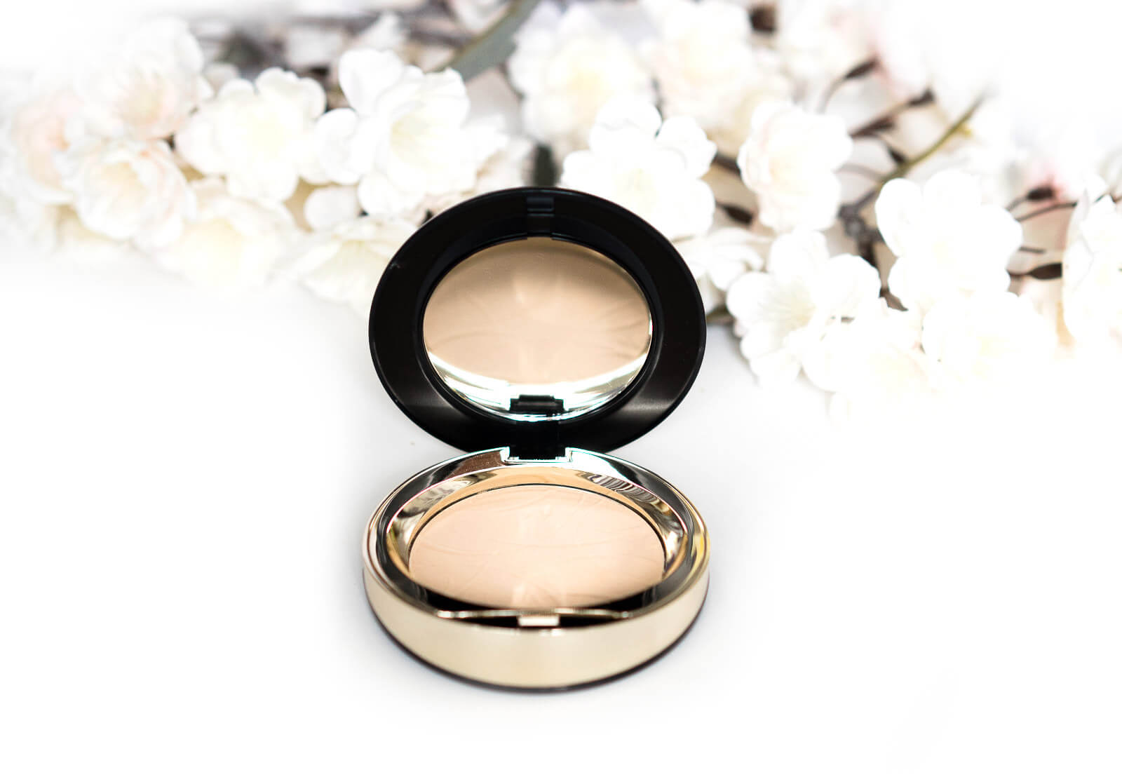 Eveline Cosmetics - Puder-Foundations - Variété Mineral Powder und Celebrities Powder 13