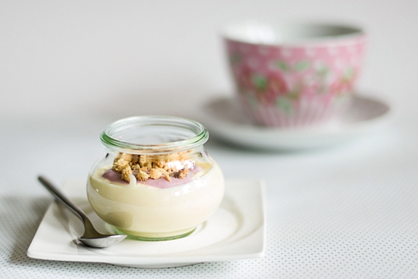 Vanillepudding-Quarkcreme mit Himbeercremekleks