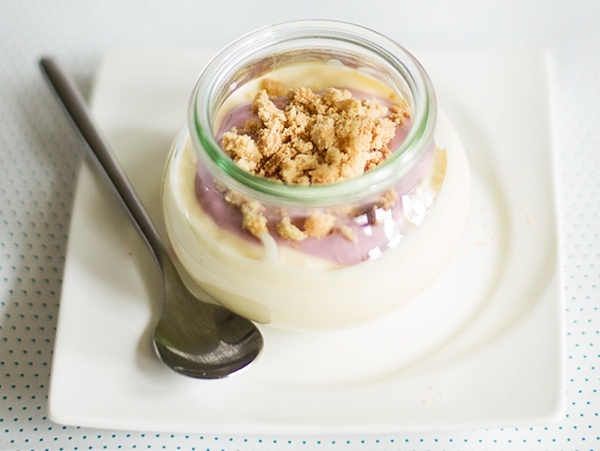 Vanillepudding-Quarkcreme mit Himbeercremekleks